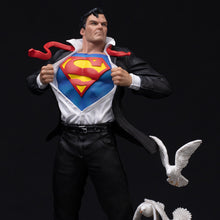 Load image into Gallery viewer, Iron Studios Clark Kent Deluxe Art Scale 1/10 Statue