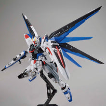 Load image into Gallery viewer, Premium Bandai Full Mechanics 1/100 The Gundam Base Limited ZGMF-X10A Freedom Gundam Ver.GCP