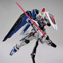 Load image into Gallery viewer, Premium Bandai Full Mechanics 1/100 The Gundam Base Limited ZGMF-X10A Freedom Gundam Ver.GCP