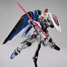 Load image into Gallery viewer, Premium Bandai Full Mechanics 1/100 The Gundam Base Limited ZGMF-X10A Freedom Gundam Ver.GCP
