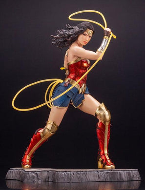 Wonder Woman in 1984  movie pose with the lasso of truth. 